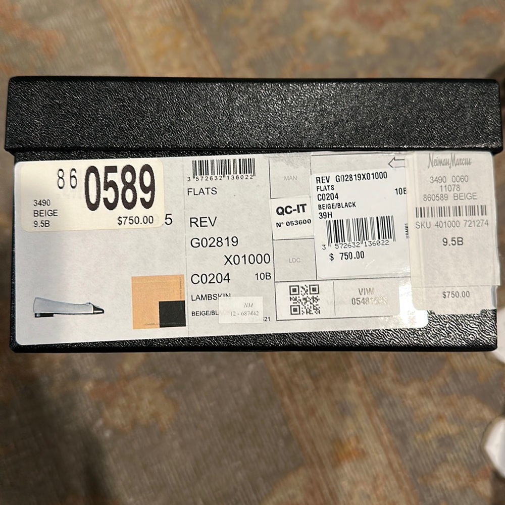 Everyones favorite Chanel ballet flats. Beige/black size 9.5